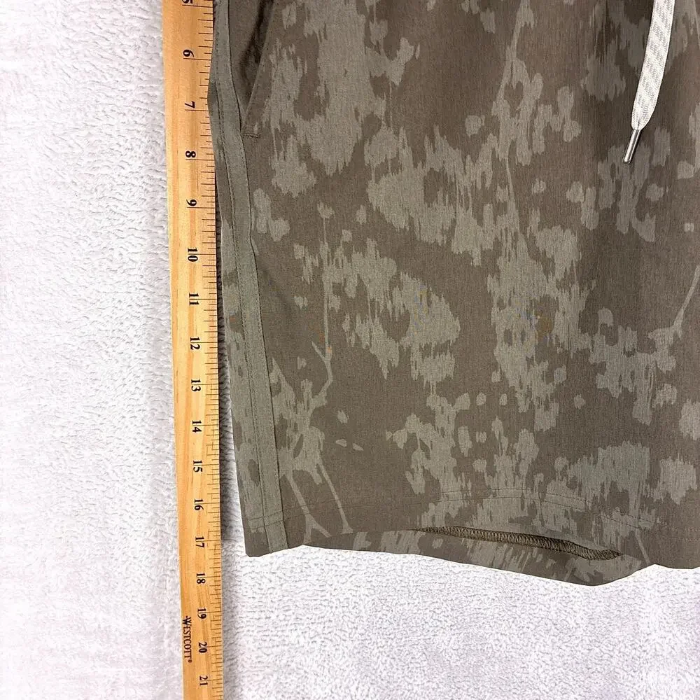 Vuori Shorts Mens M Banks Brown Camo Preppy Gym Running Workout Beach Outdoor